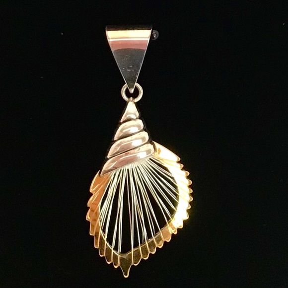 Silver shell pendant - Beautiful statement piece - Picture 1 of 3
